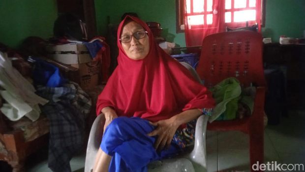 Ratna saat menceritakan pengalamannya bisa berobat ke rumah sakit berkat program UHC. (Andika Syahputra/detikSumut)