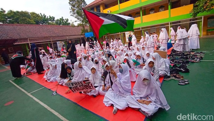 Ratusan siswa Daar el-Salam, Kabupaten Bogor, menggelar aksi peduli Palestina, di Sekolah Daar el-Salam, Kabupaten Bogor.