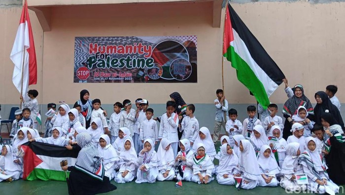 Ratusan Siswa Sekolah Gelar Aksi Peduli Palestina di Bogor Ratusan siswa Daar el-Salam, Kabupaten Bogor, menggelar aksi peduli Palestina, di Sekolah Daar el-Salam, Kabupaten Bogor.