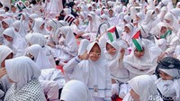 Dalam kegiatan tersebut para siswa melakukan doa bersama dan aksi pengumpulan donasi di lingkungan sekolah. 