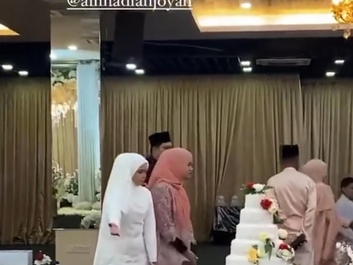 Reaksi spontan pengantin wanita yang mempersilahkan tamu undangan untuk naik ke atas pelaminan.