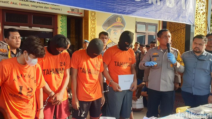 Remaja ancam polisi ditangkap. (Foto: Goklas Wisely).