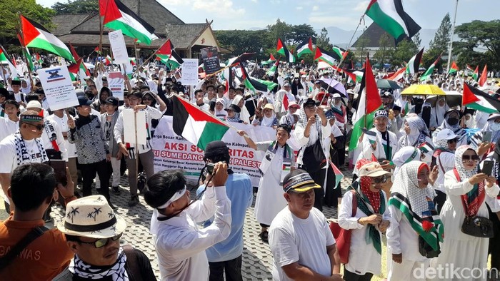 Ribuan warga Sumedang suarakan dukungannya terhadap Palestina dalam acara bertajuk Aksi Peduli Membasuh Luka Palestina yang digelar di Pusat Pemerintahan Sumedang, Minggu (19/11/2023) pagi.