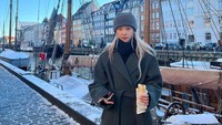 Rose BLACKPINK diketahui suka jajan. Ini momennya ketika membeli hot dog dari sebuah kedai makanan cepat saji. Foto: Instagram @roses_are_rosie