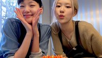Bersama Kim Go Eun, Rose BLACKPINK belajar membuat pie bersama. Pie itu mreka buat dengan topping irisan stroberi segar. Foto: Instagram @roses_are_rosie