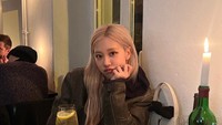 Pelantun lagu Gone ini juga suka menikmati makanan di restoran Italia. Ini momennya ketika menyantap salad dan pizza yang rasanya klasik. Foto: Instagram @roses_are_rosie