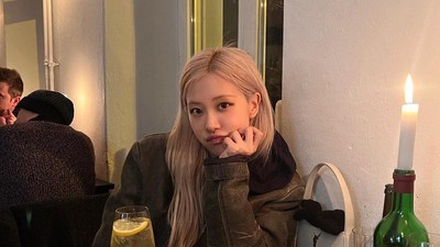 Momen Rose BLACKPINK Jajan Hot Dog dan Pizza