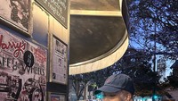 Saat berada di Sydney, Australia, Rose BLACKPINK kulineran bersama keluarganya. Ia mengunjungi Harrys Cafe de Wheels, sebuah kafe kecil yang menawarkan pie, hot chips, hot dog, dan aneka pastry lainnya. Foto: Instagram @roses_are_rosie