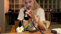 Momen lain Rose makan di restoran juga pernah dibagikan olehnya. Saat itu, ia tampak menikmati champagne. Foto: Instagram @roses_are_rosie