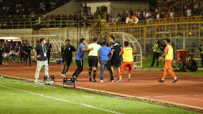 Saat awal keributan official Persiraja dengan tim medis PSMS sebelum laga berakhir (Foto: dok Persiraja)