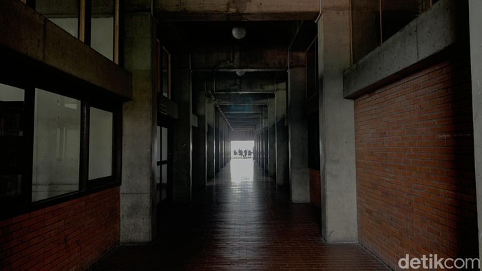 Salah satu lorong gedung L Nommensen yang tampak dibangun dari susunan bata (Raja Malo Sinaga/detikSumut)