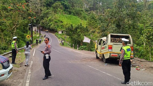 Satlantas Polres Karangasem saat melakukan pengecekan terhadap minibus yang mengalami kecelakaan di perbatasan Bangli-Karangasem, Jumat (17/11/2023). (I Wayan Selamat Juniasa)