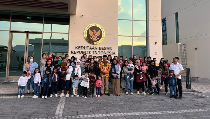 Sebanyak 56 orang WNI tidak terdokumentasi yang terdiri dari 31 bayi dan balita bersama 25 ibunya, berhasil dipulangkan oleh KBRI Abu Dhabi ke Indonesia. (dok istimewa).