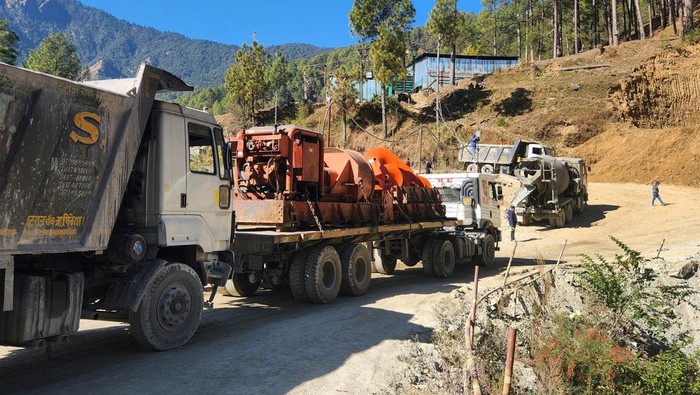 Seminggu Terowongan Ambruk di India, Puluhan Pekerja Masih Terjebak A new auger machine arrives at the site where road workers are trapped in a tunnel after a portion of it collapsed, in Uttarkashi in the northern state of Uttarakhand, India, November 18, 2023. REUTERS/Saurabh Sharma NO RESALES. NO ARCHIVES