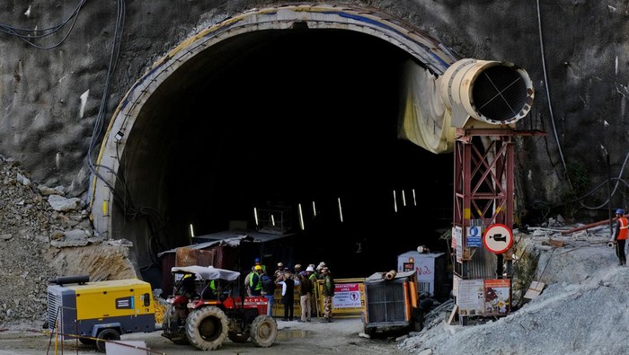 Members of rescue teams stand at the entrance of a tunnel where road workers are trapped after a portion of the tunnel collapsed in Uttarkashi in the northern state of Uttarakhand, India, November 17, 2023. REUTERS/Shankar Prasad Nautiyal NO RESALES. NO ARCHIVES.
