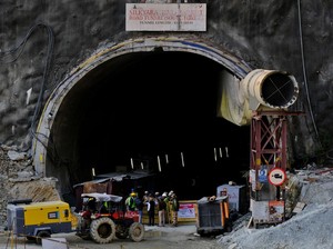 41 Pekerja India ini Sudah 9 Hari Terjebak di Terowongan Runtuh
