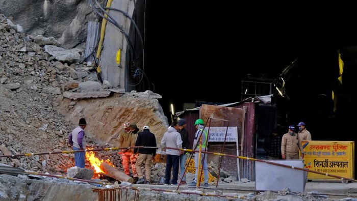 Members of rescue teams stand at the entrance of a tunnel where road workers are trapped after a portion of the tunnel collapsed in Uttarkashi in the northern state of Uttarakhand, India, November 17, 2023. REUTERS/Shankar Prasad Nautiyal NO RESALES. NO ARCHIVES.