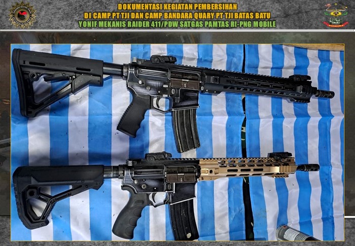 Satgas Yonif Mekanis Raider 411/Pandawa menyita 2 pucuk senjata api (senpi) jenis M4 dan AR 15 yang diduga milik kelompok kriminal bersenjata (KKB) di Kabupaten Nduga, Papua Pegunungan.