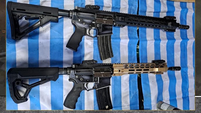 Satgas Yonif Mekanis Raider 411/Pandawa menyita 2 pucuk senjata api (senpi) jenis M4 dan AR 15 yang diduga milik kelompok kriminal bersenjata (KKB) di Kabupaten Nduga, Papua Pegunungan.
