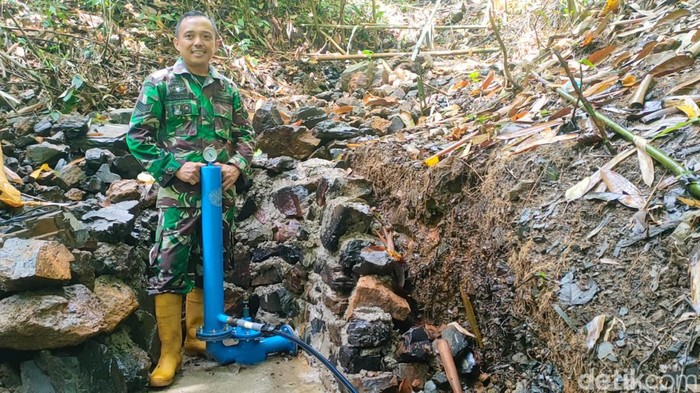 Prajurit TNI bernama Serma Zaenal berinovasi menciptakan pompa hydrant mengatasi kesulitan warga untuk mendapatkan air bersih di Polewali Mandar (Polman), Sulawesi Barat.