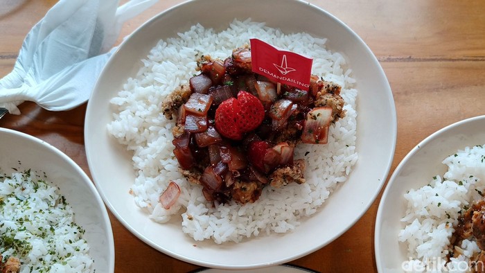 Strawberry Karaage di Demandailing Cafe Surabaya