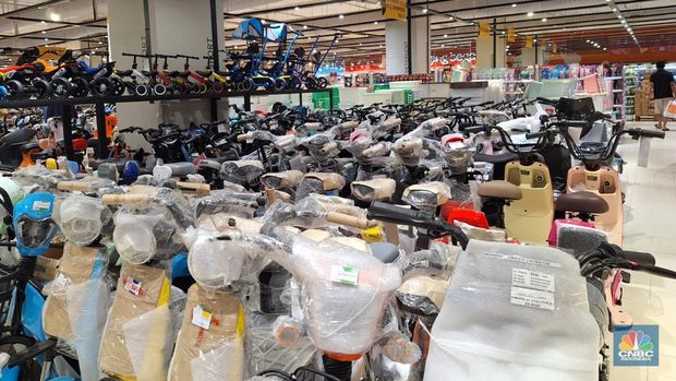 The atmosphere of electric bicycle sales during the Full Day Sale at Transmart Kota Kasblank, Jakarta, Sunday (19/11/2023).  (CNBC Indonesia/Khoirul Anam)