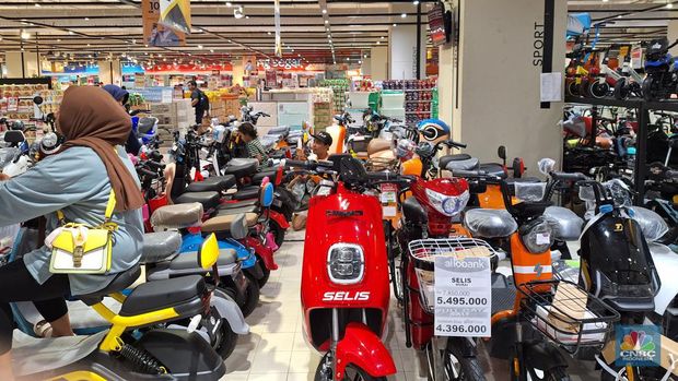 Suasana penjualan sepeda listrik saat berlangsungnya Full Day Sale di Transmart Kota Kasblank, Jakarta, Minggu (19/11/2023). (CNBC Indonesia/Khoirul Anam)
