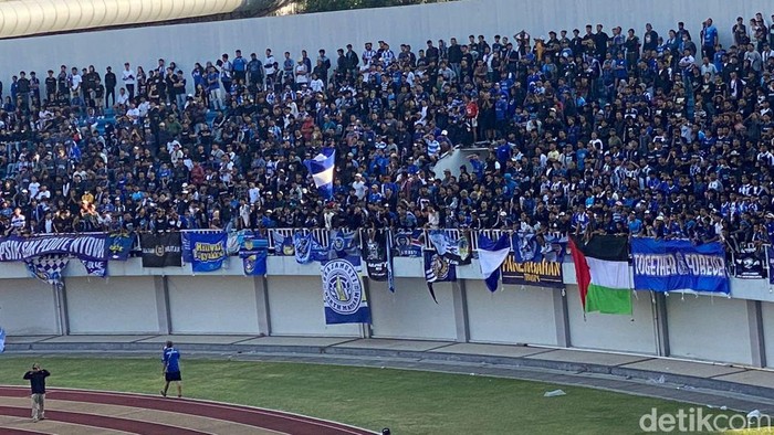 Aksi suporter PSIM Jogja bentangkan bendera Palestina di Stadion Mandala Krida, Minggu (19/11/2023).