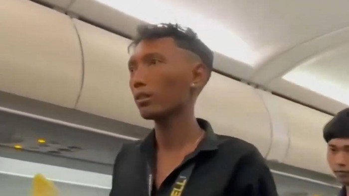 Tampang penumpang Citilink rute penerbangan Batam-Surabaya yang kedapatan merokok di pesawat. (Foto: tangkapan layar video viral)