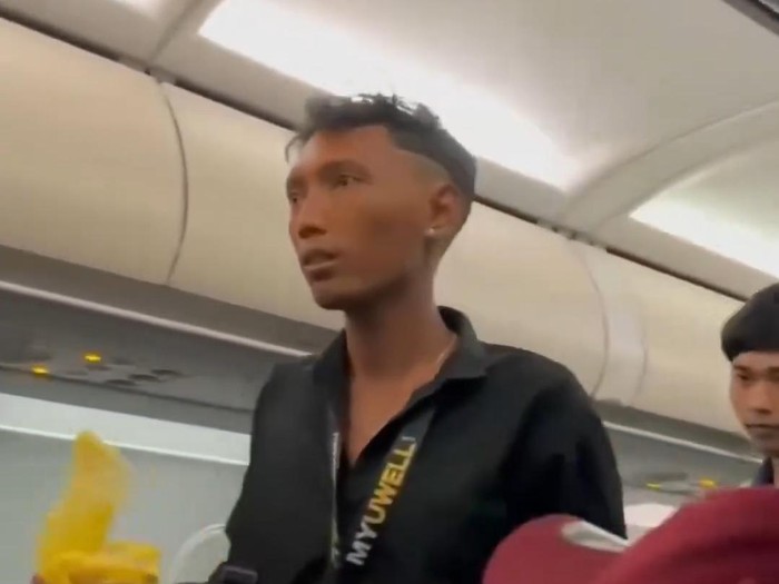 Tampang penumpang Citilink rute penerbangan Batam-Surabaya yang kedapatan merokok di pesawat. (Foto: tangkapan layar video viral)