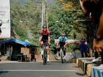 Gimana Rasanya Adu Cepat dengan Tim Balap Sepeda Terbaik Asia?