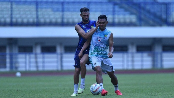 Tyronne del Pino (kiri) berduel dengan Abdul Aziz dalam gim internal Persib di GBLA, Sabtu (18/11/2023)