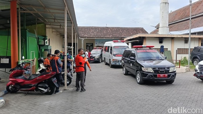 11 ambulans Pemkot Surabaya menjemput jenazah korban tewas tertabrak KA Probowangi di Lumajang