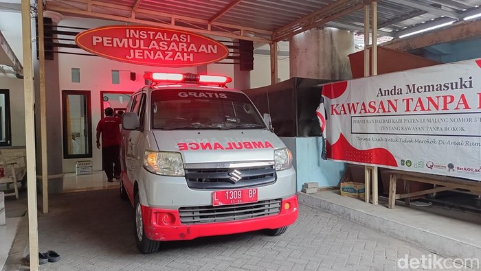 8 dari 11 jenazah kecelakaan elf ditabrak KA Probowangi di Lumajang dijemput keluarga untuk dimakamkan di Surabaya