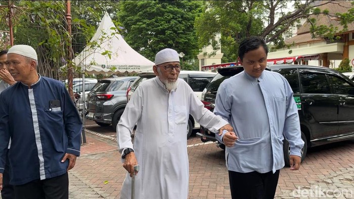 Abu Bakar Baasyir mendatangi Balai Kota Solo, Senin (20/11/2023).
