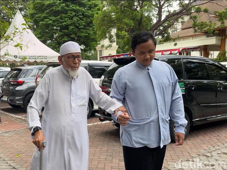 Momen Abu Bakar Baasyir di Balai Kota Solo Ingin Temui Gibran