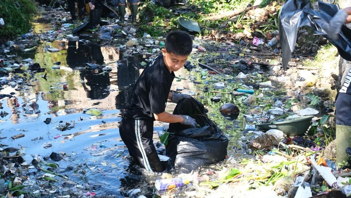 Aksi Garut Berseka bersih-bersih sampah di Sungai Citameng.