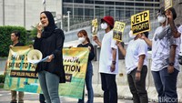 Para aktivis berorasi untuk menyuarakan aspirasinya.