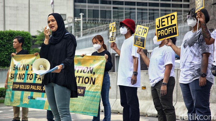 Aktivis Lingkungan Kritik Keras Program Transisi Energi JETP Sejumlah aktivis dari Greenpeace Indonesia, Trend Asia, dan Enter Nusantara melakukan aksi teatrikal di depan Kedutaan Besar Jepang untuk Indonesia di Jl MH Thamrin, Jakarta, Senin (20/11/2023). Mereka mengecam dan mengkritik keras skema pemberian utang baru untuk mengerem pemanasan global 1,5 derajat celcius. Utang baru itu melalui proposal transisi energi dengan judul Rencana Investasi dan Kebijakan Komprehensif (CIPP) Just Energy Transition Partnership (JETP) yang digagas sejumlah negara dibawah supervisi Jepang dan AS. Aktivis menilai, JETP terlalu menguntungkan negara pemberi utang dan hanya sedikit memberi kontribusi bagi program transisi energi terbarukan. Dalam aksinya, mereka membawa balon putih yang berisi emisi karbon. Aktivis kemudian memberikan dokumen ke pihak kedutaan terkait tuntutan mereka. Aksi berjalan tertib.