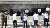Dalam aksinya, mereka membawa balon putih yang berisi emisi karbon.