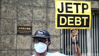 Para aktivis yang menggelar aksi ini merupakan gabungan dari Greenpeace Indonesia, Trend Asia, dan Enter Nusantara.