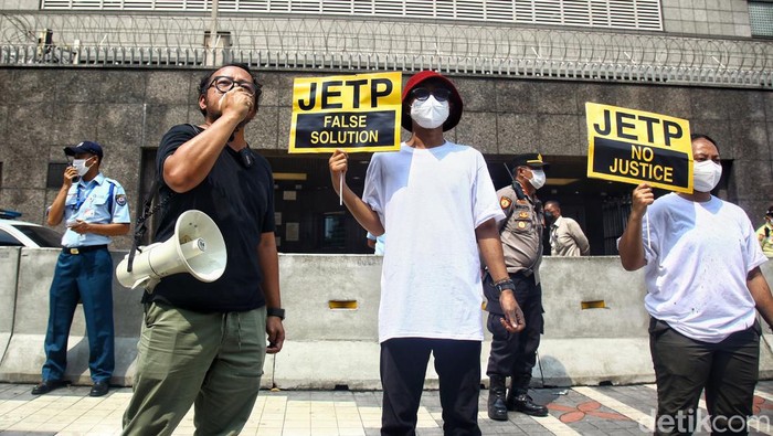Aktivis Lingkungan Kritik Keras Program Transisi Energi JETP Sejumlah aktivis dari Greenpeace Indonesia, Trend Asia, dan Enter Nusantara melakukan aksi teatrikal di depan Kedutaan Besar Jepang untuk Indonesia di Jl MH Thamrin, Jakarta, Senin (20/11/2023). Mereka mengecam dan mengkritik keras skema pemberian utang baru untuk mengerem pemanasan global 1,5 derajat celcius. Utang baru itu melalui proposal transisi energi dengan judul Rencana Investasi dan Kebijakan Komprehensif (CIPP) Just Energy Transition Partnership (JETP) yang digagas sejumlah negara dibawah supervisi Jepang dan AS. Aktivis menilai, JETP terlalu menguntungkan negara pemberi utang dan hanya sedikit memberi kontribusi bagi program transisi energi terbarukan. Dalam aksinya, mereka membawa balon putih yang berisi emisi karbon. Aktivis kemudian memberikan dokumen ke pihak kedutaan terkait tuntutan mereka. Aksi berjalan tertib.