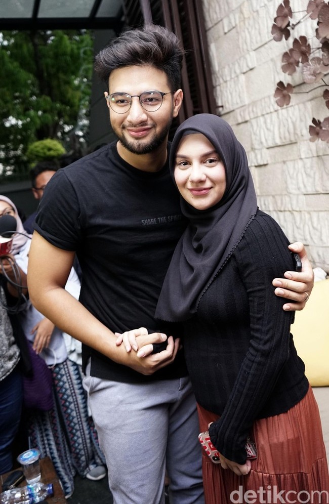 Sayangnya Irish Bella dan Ammar Zoni diterpa kabar duka karena bayi kembar mereka, Aiora dan Aiona, meninggal di dalam kandungan pada usia 27 minggu. Keduanya menceritakan kejadian saat kehilangan anak kembarnya kepada awak media di kediamannya di Cinere, Jakarta Selatan. Foto: dok. ist