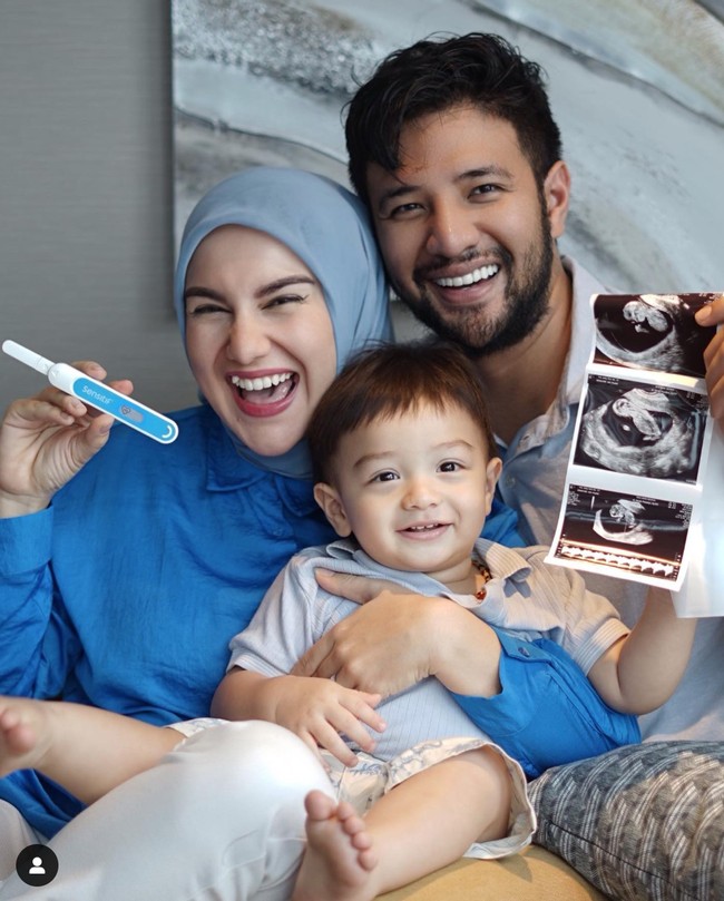 Air Rumi Akbar 1453 akhirnya menjadi seorang abang karena Irish Bella dan Ammar Zoni mengumumkan kehamilan anak keempat. Pasangan itu lantas mengadakan acara pengajian dan gender reveal. Foto: dok. ist