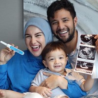 Air Rumi Akbar 1453 akhirnya menjadi seorang abang karena Irish Bella dan Ammar Zoni mengumumkan kehamilan anak keempat. Pasangan itu lantas mengadakan acara pengajian dan gender reveal. Foto: dok. ist