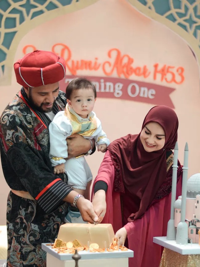 Inilah momen Irish Bella dan Ammar Zoni merayakan ulang tahun pertama Air Rumi Akbar 1453 yang bertema Turkish Festival. Foto: dok. ist