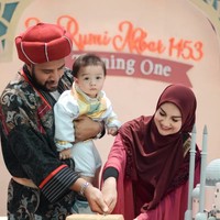 Inilah momen Irish Bella dan Ammar Zoni merayakan ulang tahun pertama Air Rumi Akbar 1453 yang bertema Turkish Festival. Foto: dok. ist