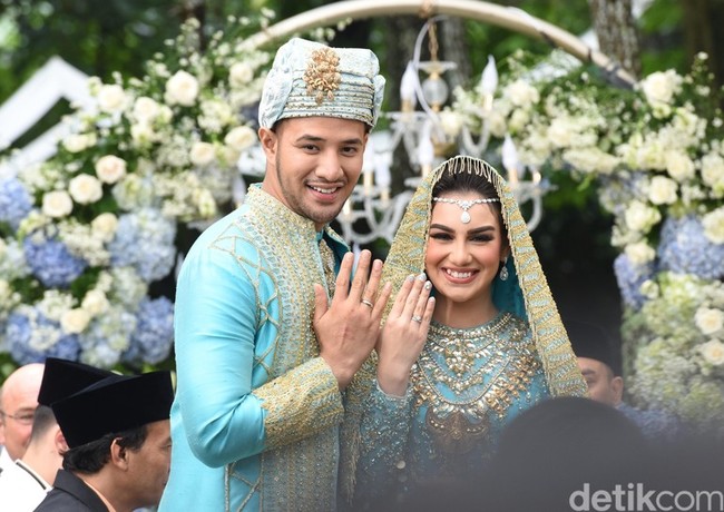 Irish Bella dan Ammar Zoni resmi menikah pada 28 April 2019. Hubungan mereka bersemi saat membintangi sinetron Cinta Suci. Diketahui bahwa Ammar melamar Ibel tanpa proses pacaran sebelumnya. Foto: dok. ist