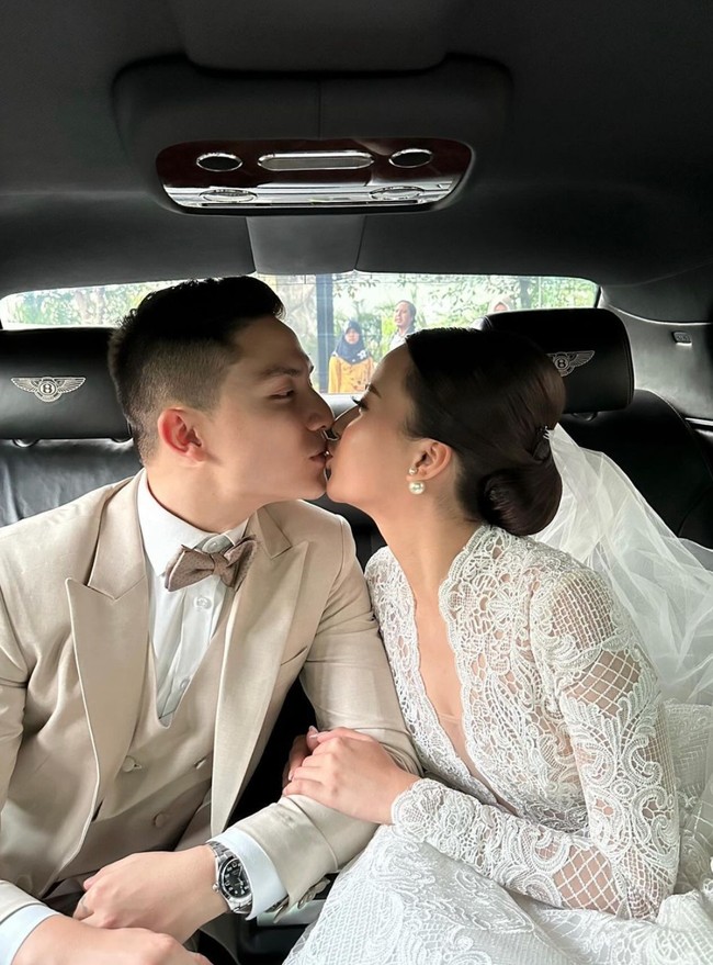 Sang suami, Kenji diketahui berprofesi sebagai pilot. Melalui akun Instagram Anggi pun membagikan pose mesra keduanya setelah menikah. Unggahannya itu pun banjir ucapan selamat dari para netizen. Foto: Instagram/@anggimarito