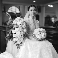 Mengenakan gaun pengantin panjang putih rancangan desainer Hani Tio Han, Anggi terlihat cantik dan anggun. Gaun pengantin tersebut terlihat simpel namun elegan dengan dipenuhi brukat. Foto: Instagram/@anggimarito